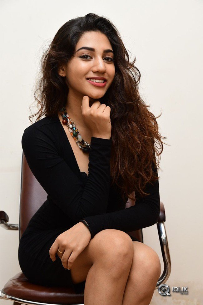 Sonakshi-Singh-Hot-Pics